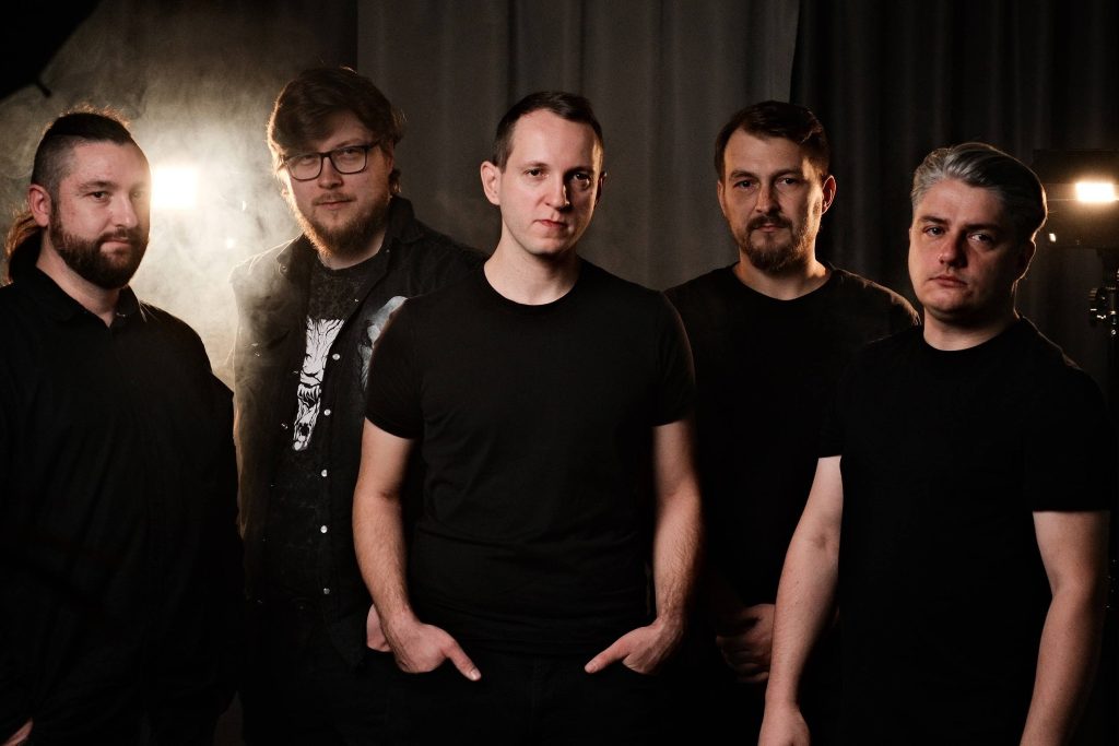 Desde Rybnik, Polonia, la banda de modern metal Kingsphere está lista para impactar con el estreno del video musical de su último sencillo, Archetype. Este tema captura la esencia de su sonido característico: una fusión de agresión y vulnerabilidad emocional que promete conectar con los fanáticos del metalcore.